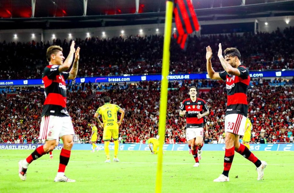 Flamengo vence o Mirassol e encosta no líder Palmeiras no Brasileirão